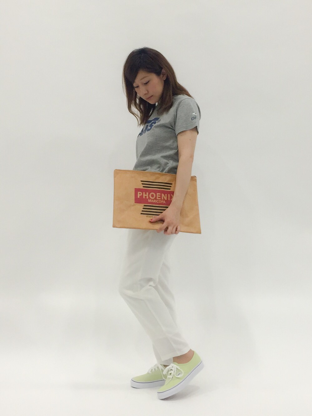 「スニーカー、VANS、ロゴT、大人カジュアル、低身長」｜「Ungridの 【Casual】ﾍﾟｰﾊﾟｰﾌﾟﾘﾝﾄBAG （クラッチバッグ、ベージュ系）」を使った、Kさん（レディース・150cm）の夏コーディネートの1枚目の写真