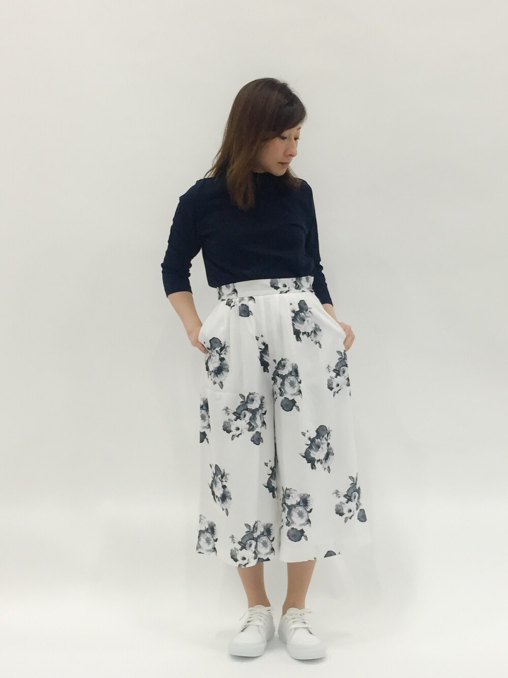 「花柄、ハイネック、ワイドパンツ、ガウチョパンツ、低身長」｜「EMODAのWIDE FLOWERガウチョ（その他パンツ、その他）」を使った、Kさん（レディース・150cm）の夏コーディネートの1枚目の写真