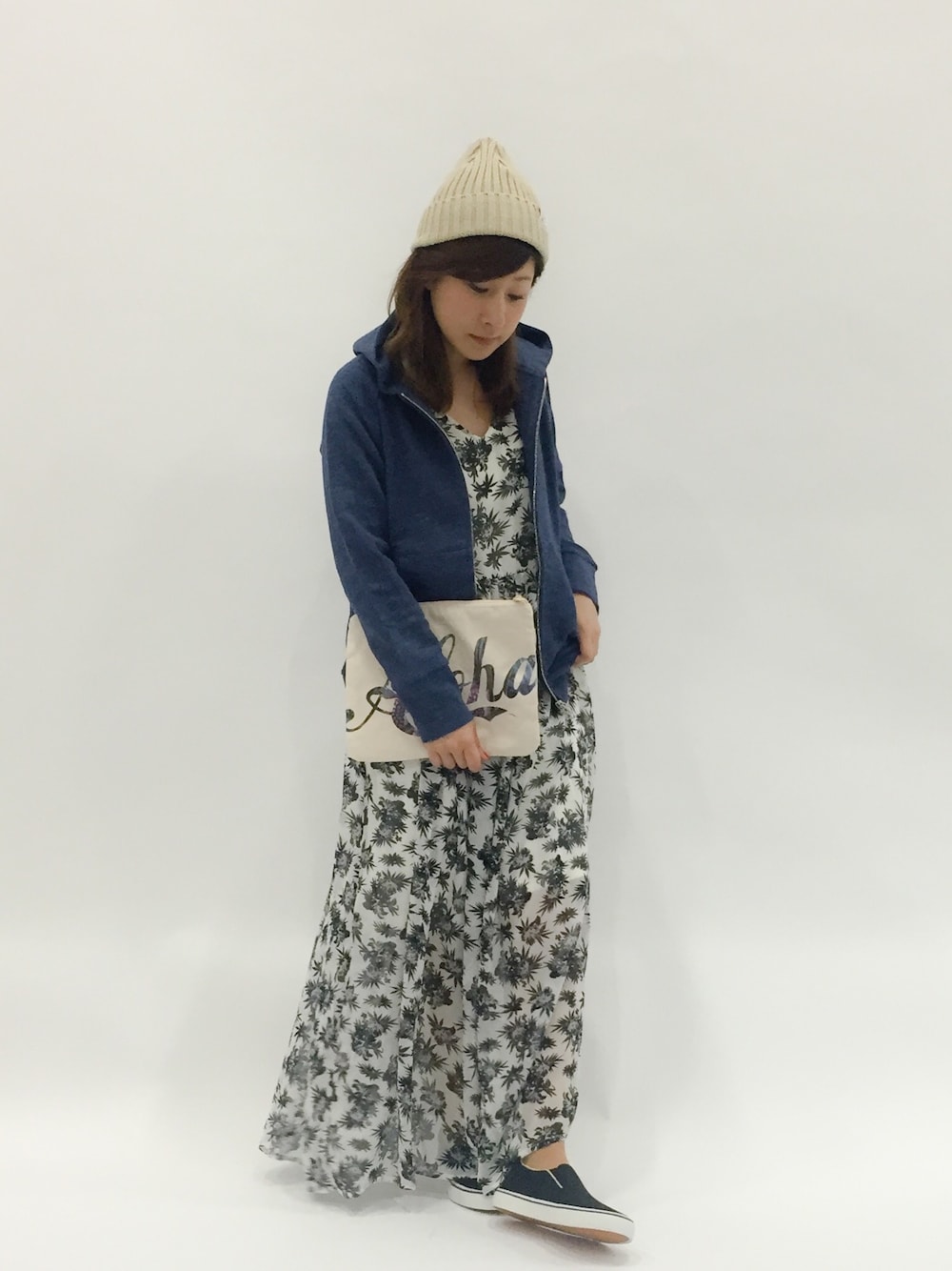 「クラッチバッグ、花柄ワンピース、低身長、リゾートスタイル、マキシ丈ワンピース」｜「ROSE BUD COUPLES の(CAMERON HAWAII)LARGE CLUTCH 7002（クラッチバッグ、その他）」を使った、Kさん（レディース・150cm）の夏コーディネートの1枚目の写真