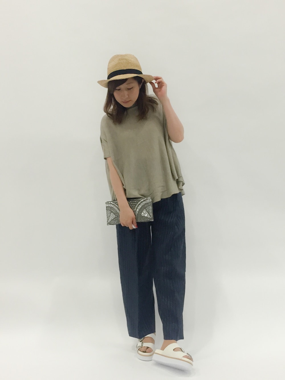 「クラッチバッグ、大人カジュアル、ワイドパンツ、低身長、麻」｜「ROSE BUDの(SJK BAGS)PUBT1019 BEADS CLUTCH（クラッチバッグ、グレー系）」を使った、Kさん（レディース・150cm）の夏コーディネートの1枚目の写真
