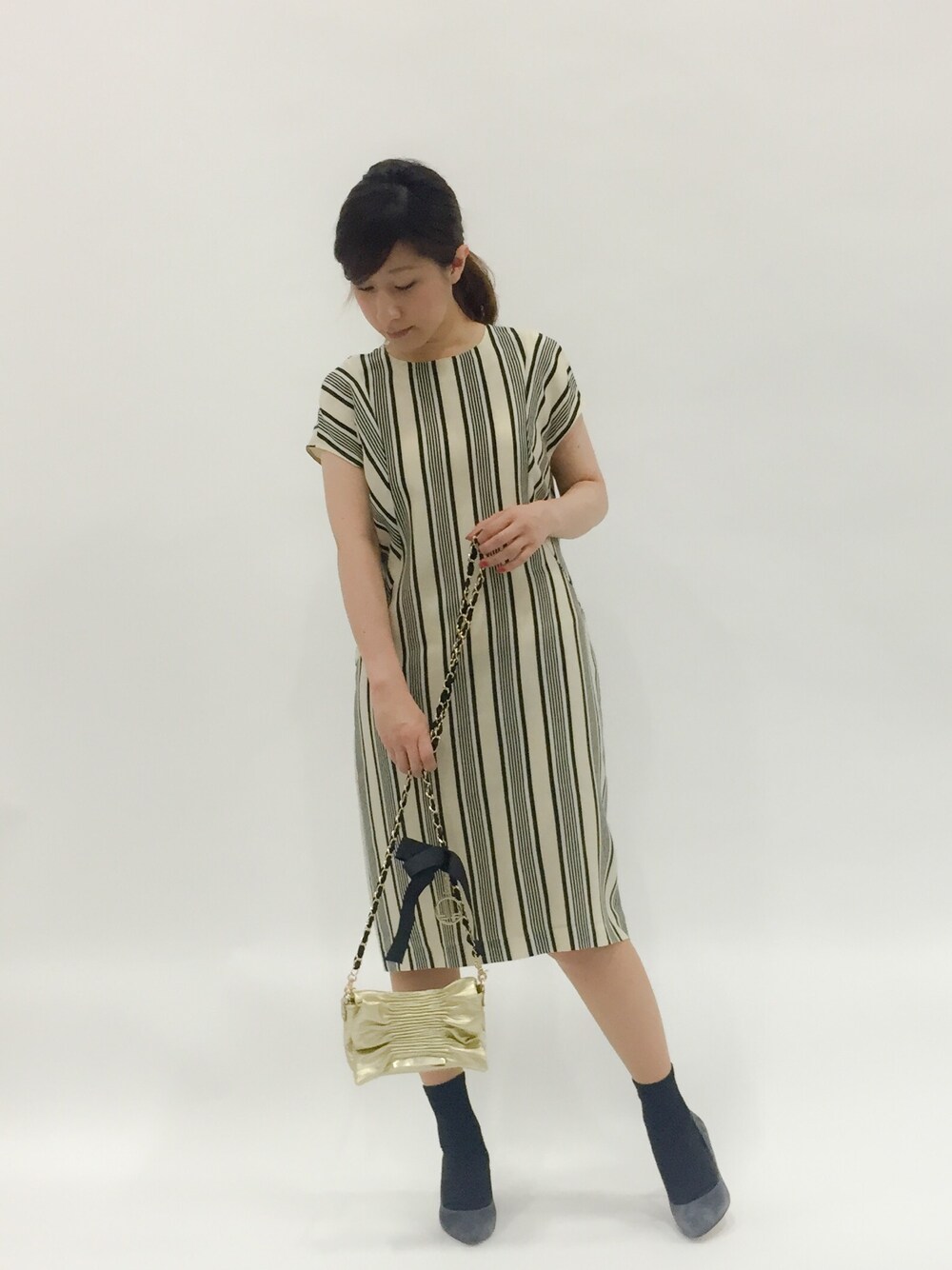 「ワンピース、パンプス、ストライプ、チェーンバッグ、低身長」｜「NOMBRE IMPAIRの太ストライプ クルーネックワンピース（ワンピース、ホワイト系）」を使った、Kさん（レディース・150cm）の夏コーディネートの1枚目の写真