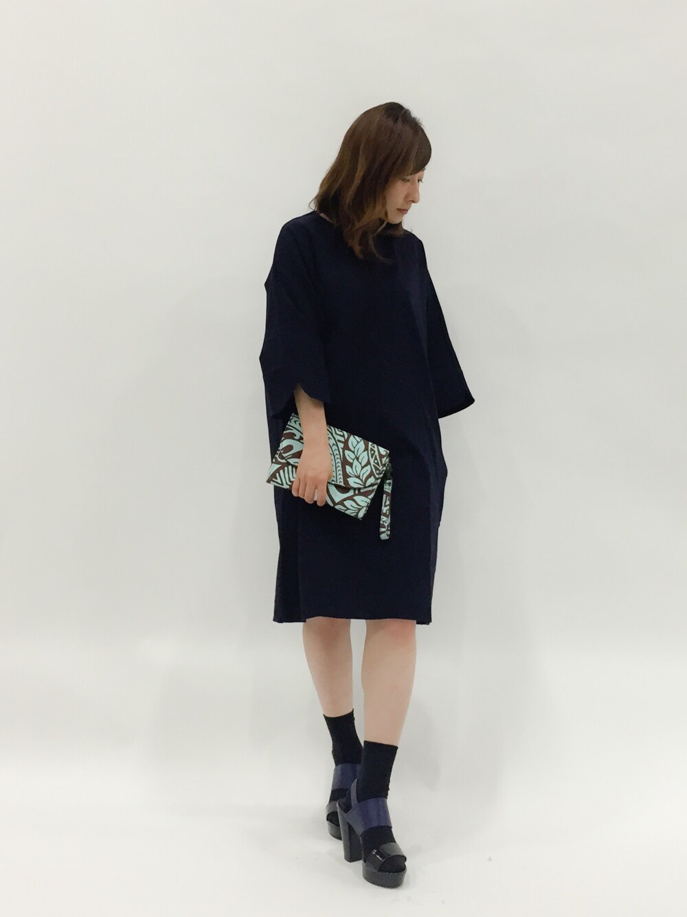 「ワンピース、シンプル、モード、低身長、ソックス×サンダル」｜「Kahikoの【kahiko】ポリネシアントライバル クラッチ（クラッチバッグ、ブルー系）」を使った、Kさん（レディース・150cm）の夏コーディネートの1枚目の写真