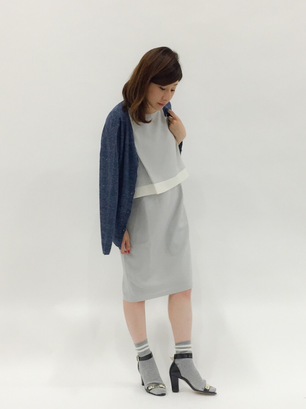「ワンピース、サンダル、低身長、麻、サンダルに靴下」｜「KBFのKBF+ ショルダータックバイカラーOP（ワンピース、グレー系）」を使った、Kさん（レディース・150cm）の夏コーディネートの1枚目の写真