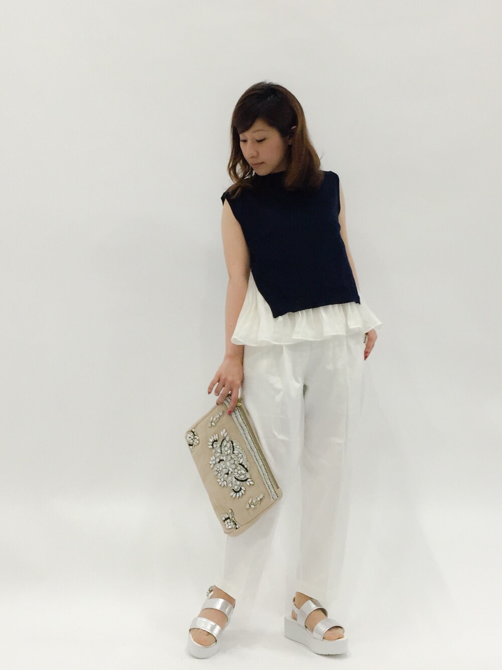 「フリル、ワイドパンツ、タックパンツ、低身長、ビジューバック」｜「URBAN RESEARCHのUR サイドスリットセットプルオーバー（ニット/セーター、ブルー系）」を使った、Kさん（レディース・150cm）の夏コーディネートの1枚目の写真