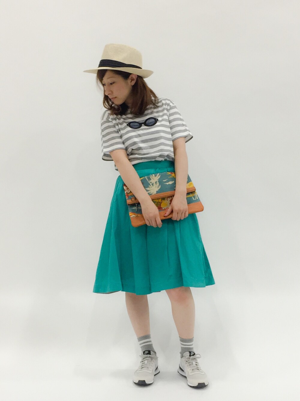 「スニーカー、ボーダー、NIKE、きれい色、低身長」｜「HYSTERIC GLAMOURのISLAND CLUB総柄 クラッチバッグ（クラッチバッグ、その他）」を使った、Kさん（レディース・150cm）の夏コーディネートの1枚目の写真