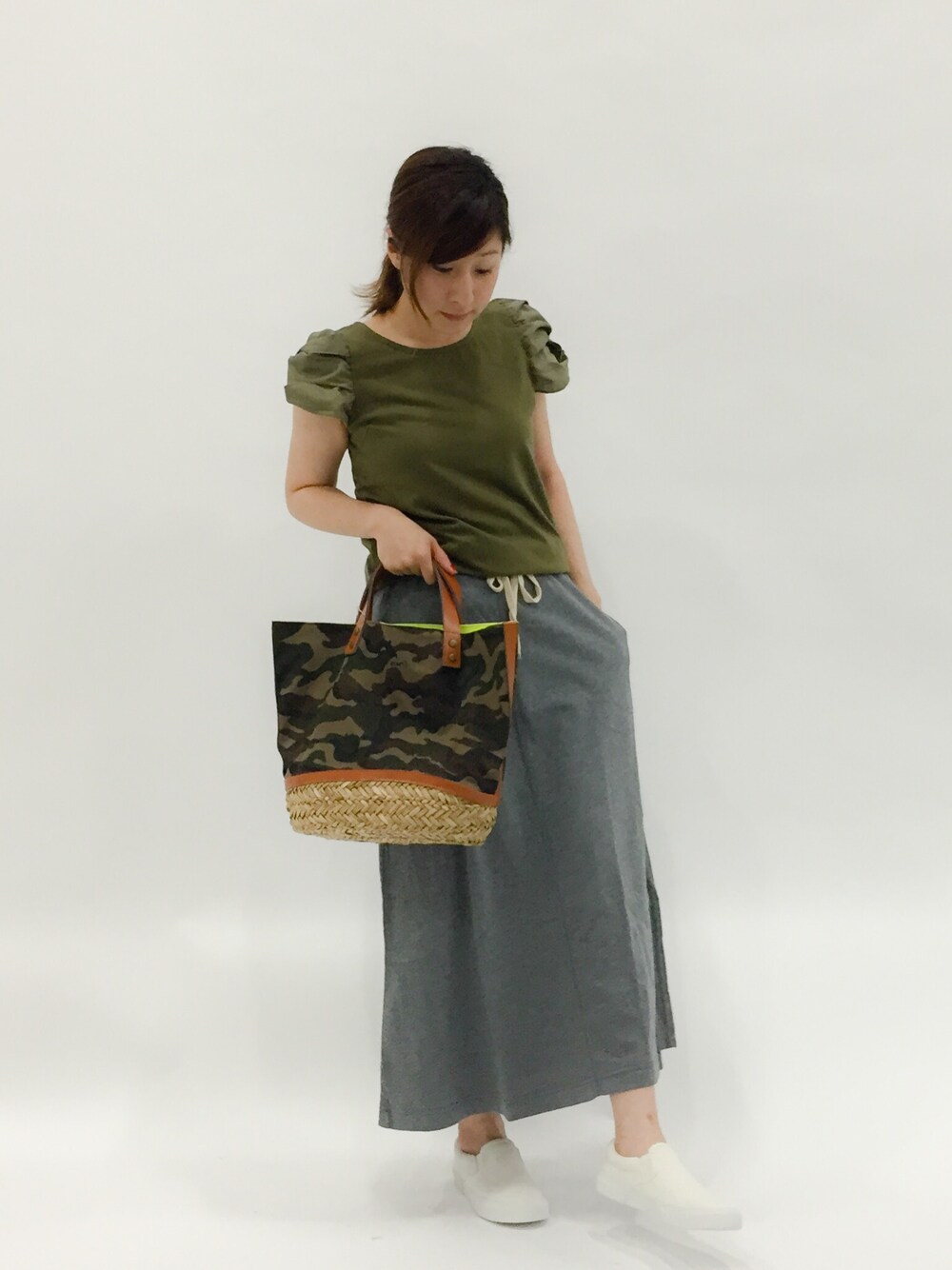 「カジュアル、ロングスカート、スリッポン、低身長、レジャースタイル」｜「ikkaの雑材ルカールトートBAG（トートバッグ、グリーン系）」を使った、Kさん（レディース・150cm）の夏コーディネートの1枚目の写真