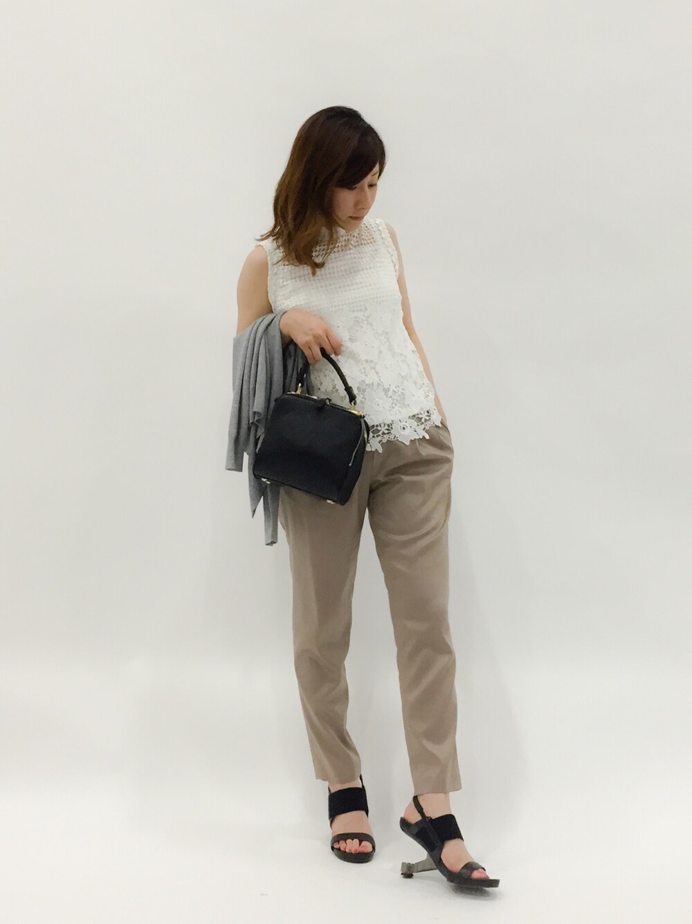 「テーパードパンツ、パンツ、大人コーデ、低身長、レーストップス」｜「ROSE BUDのM03068 PUNCHING LEATHE SMALL HANDBAG（ハンドバッグ、ブラック系）」を使った、Kさん（レディース・150cm）の夏コーディネートの1枚目の写真