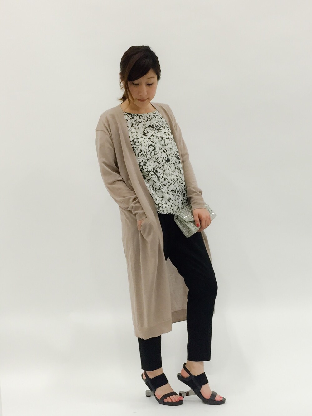 「パンツ、クラッチバッグ、花柄、ロングカーディガン、低身長」｜「BEAUTY&YOUTH UNITED ARROWSのBYSF フラワープリント5分袖チュニック（シャツ/ブラウス、ブラック系）」を使った、Kさん（レディース・150cm）の夏コーディネートの1枚目の写真