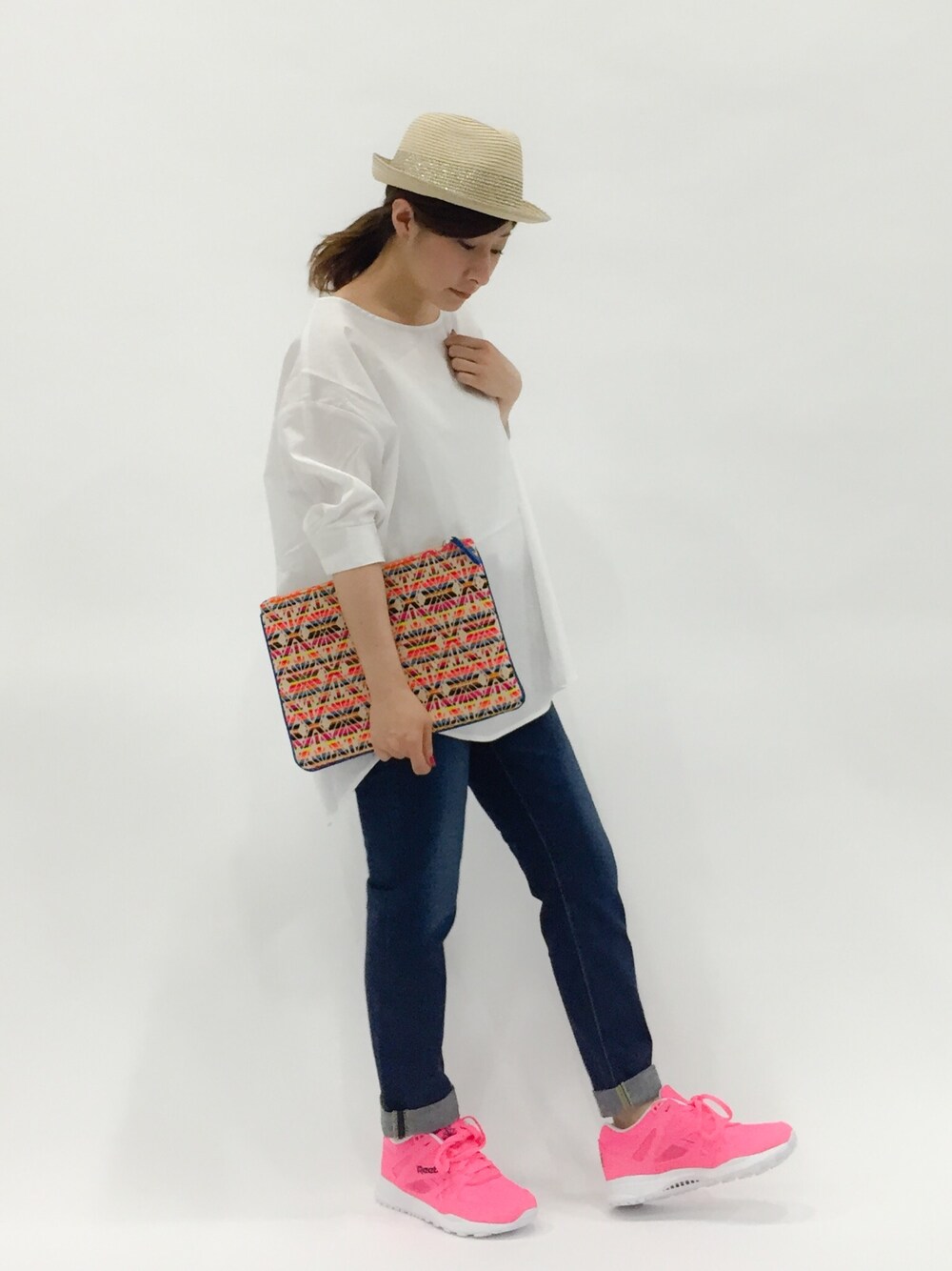 「デニム、パンツ、白シャツ、蛍光カラー、低身長」｜「niko and...のFashion Folio（ファッションフォリオ）クラッチバッグ【niko and...】（クラッチバッグ、その他）」を使った、Kさん（レディース・150cm）の夏コーディネートの1枚目の写真