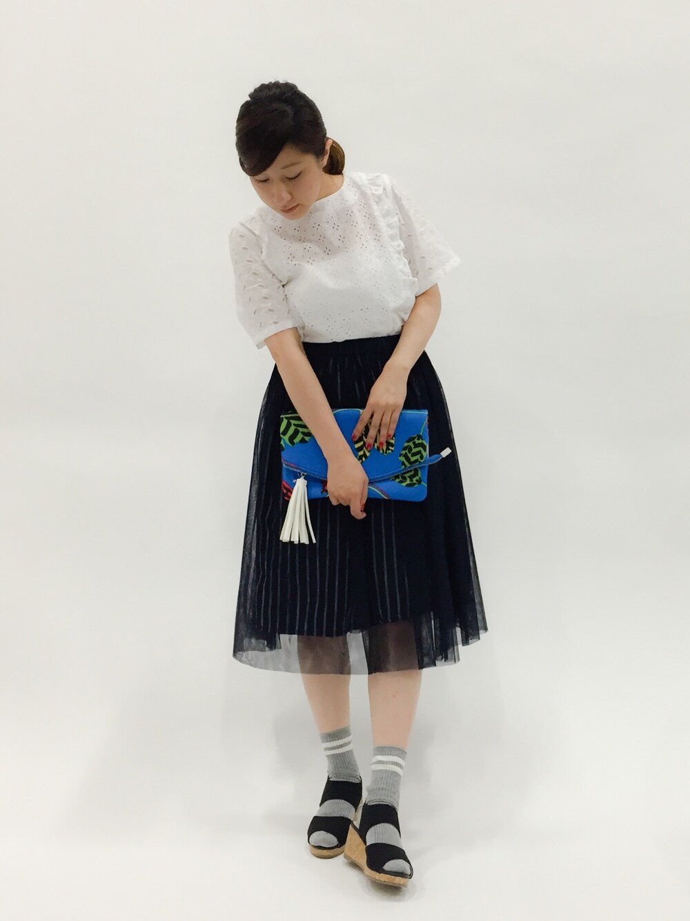 「チュールスカート、低身長、指し色、ソックスコーデ、ソックス×サンダル」｜「ROSE BUDの(TOP BEAUTY) EVS1409-7332A-1 PRINT CLUTCH BAG（クラッチバッグ、ブルー系）」を使った、Kさん（レディース・150cm）の夏コーディネートの1枚目の写真