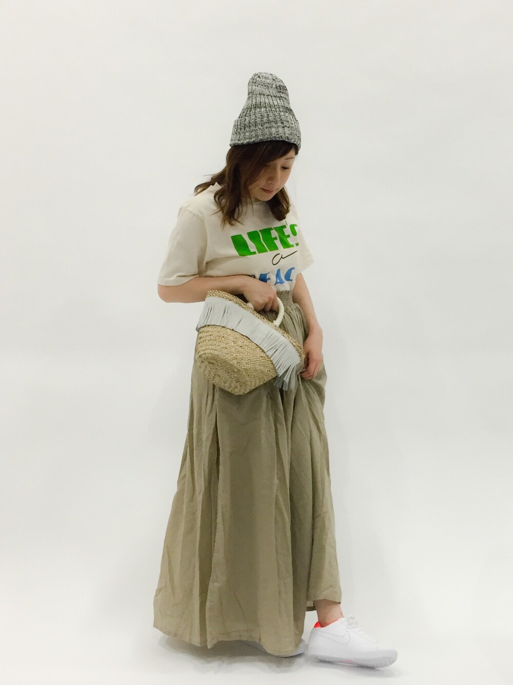 「スニーカー、ロゴT、NIKE、マキシスカート、低身長」｜「URBAN RESEARCHのUR SELECT Cascatina（トートバッグ、ホワイト系）」を使った、Kさん（レディース・150cm）の夏コーディネートの1枚目の写真