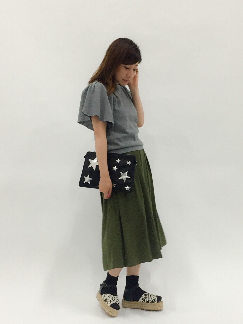 「フリル、大人カジュアル、カーキ、ガウチョパンツ、低身長」｜「ANAPのANAP/アナップ メタリック星クラッチＢＡＧ（クラッチバッグ、ブラック系）」を使った、Kさん（レディース・150cm）の夏コーディネートの1枚目の写真