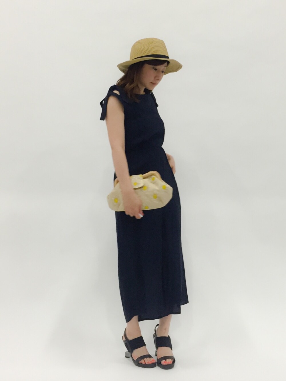 「クラッチバッグ、オールインワン、リボン、ハット、低身長」｜「ROPE' PICNICの【LARONE DAISY】クラッチバッグ（クラッチバッグ、ホワイト系）」を使った、Kさん（レディース・150cm）の夏コーディネートの1枚目の写真