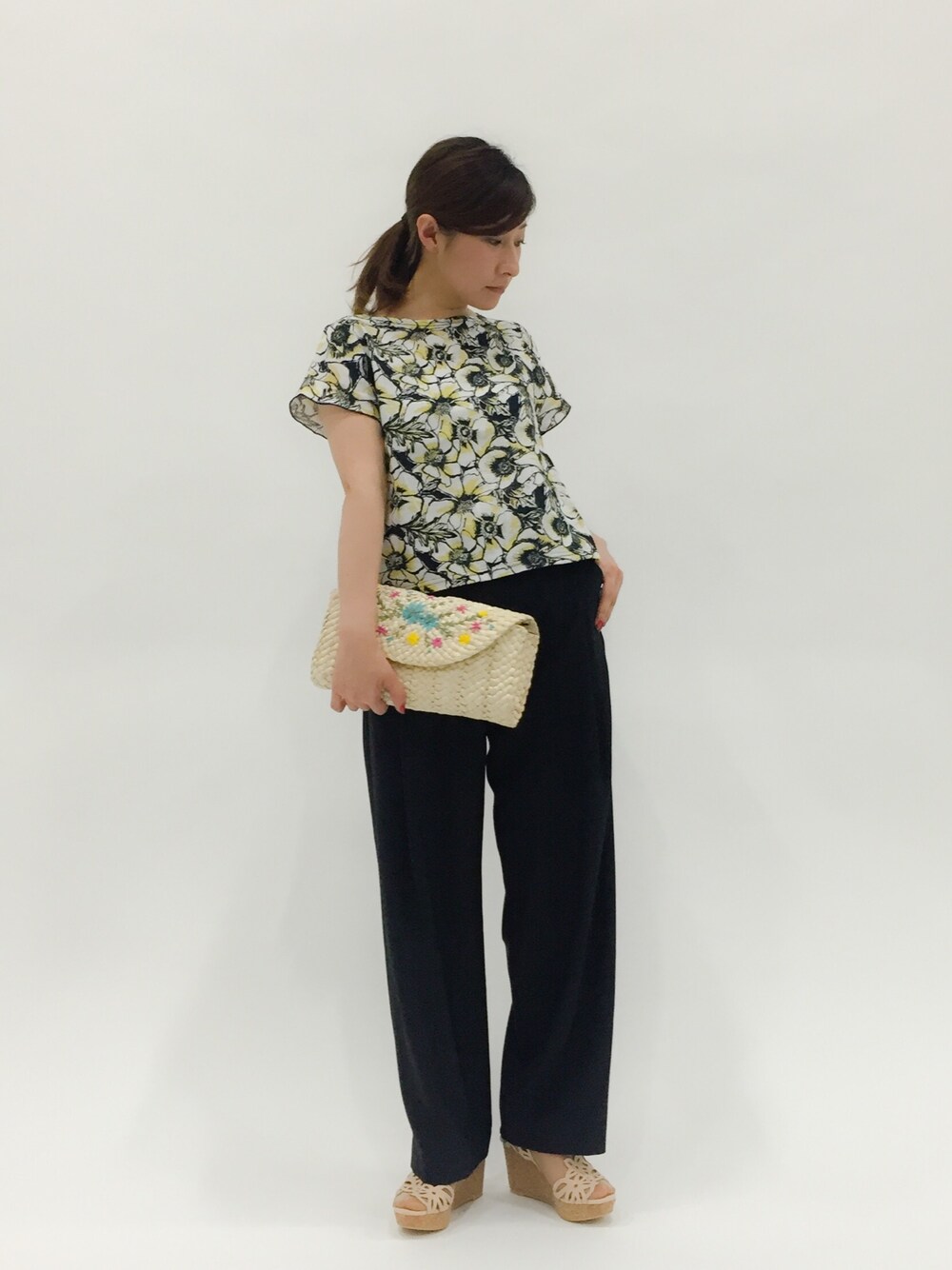 「フラワー、クラッチバッグ、ワイドパンツ、フラワープリント、低身長」｜「RANDAのフラワーカットコルクウェッジサンダル（サンダル、ベージュ系）」を使った、Kさん（レディース・150cm）の夏コーディネートの1枚目の写真