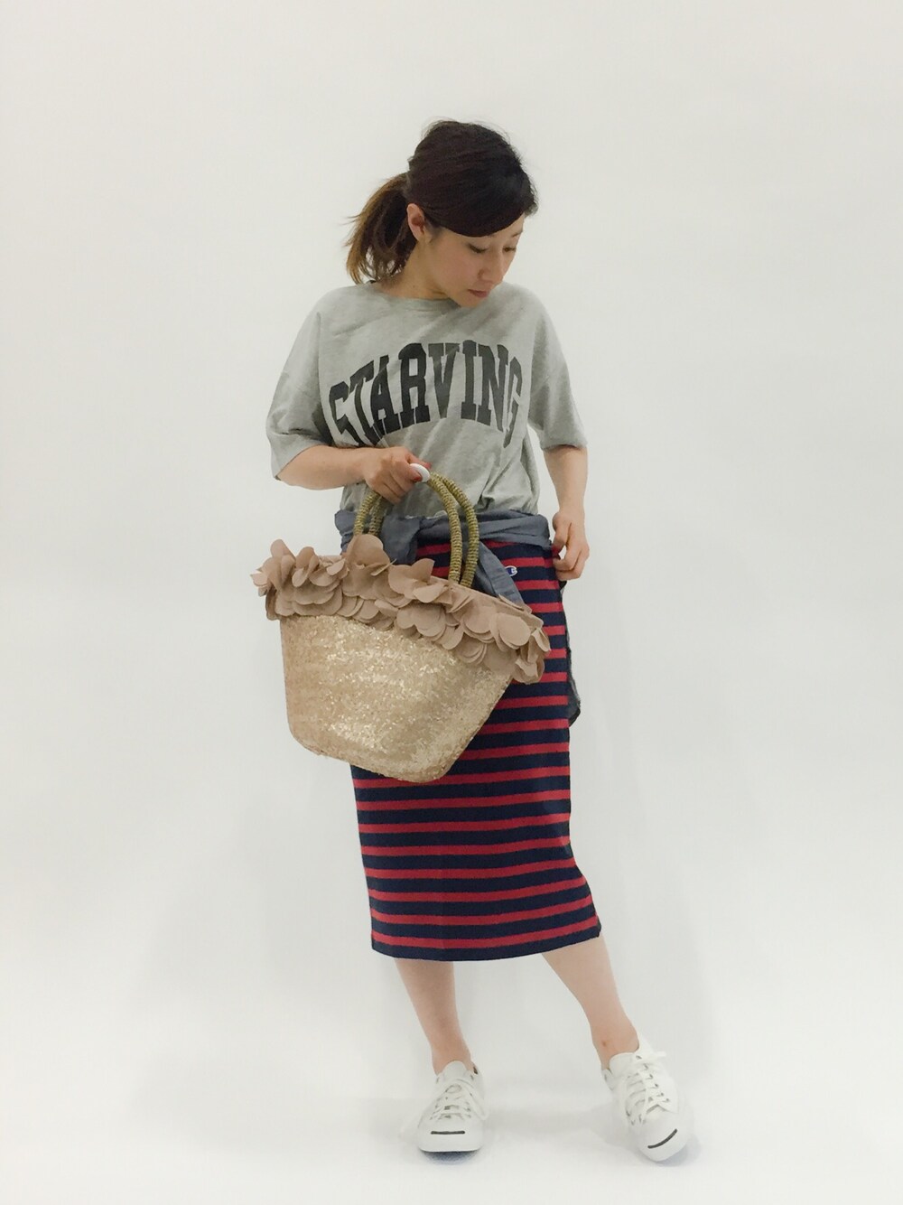 「カジュアル、ボーダー、かごバッグ、低身長、腰巻きスタイル」｜「ROSE BUDの【カタログ掲載】2469 SEQUIN STRAW BASKET（かごバッグ、ベージュ系）」を使った、Kさん（レディース・150cm）の夏コーディネートの1枚目の写真