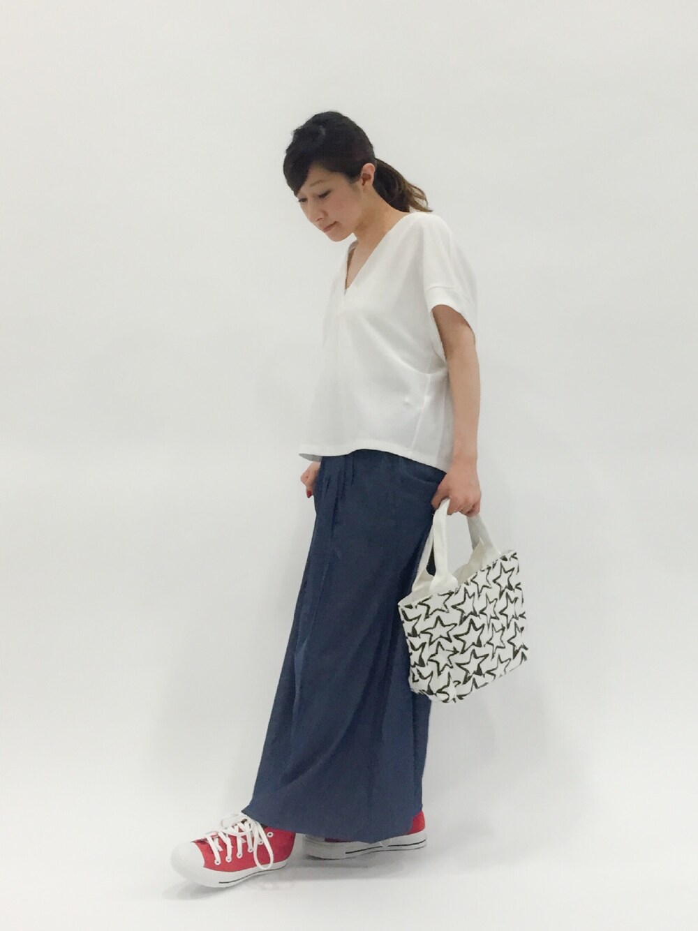 「スニーカー、Vネック、水玉、デニムスカート、低身長」｜「Nobleのレーヨン/リネン ラッセルプルオーバー（Tシャツ/カットソー、ホワイト系）」を使った、Kさん（レディース・150cm）の夏コーディネートの1枚目の写真