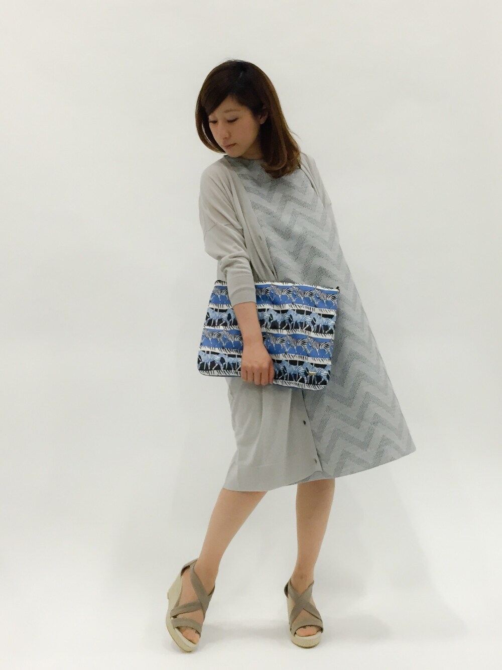 「ワンピース、大人コーデ、ロングカーディガン、同系色コーデ、低身長」｜「niko and...のオリジナルゼブラP2WAYクラッチ【niko and...】（クラッチバッグ、ブルー系）」を使った、Kさん（レディース・150cm）の夏コーディネートの1枚目の写真