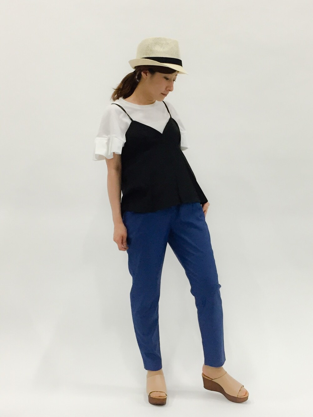 「テーパードパンツ、ハット、低身長、フリルトップス、青パンツ」｜「FREAK'S STOREのブロードキャミソール                    （キャミソール、ブラック系）」を使った、Kさん（レディース・150cm）の夏コーディネートの1枚目の写真