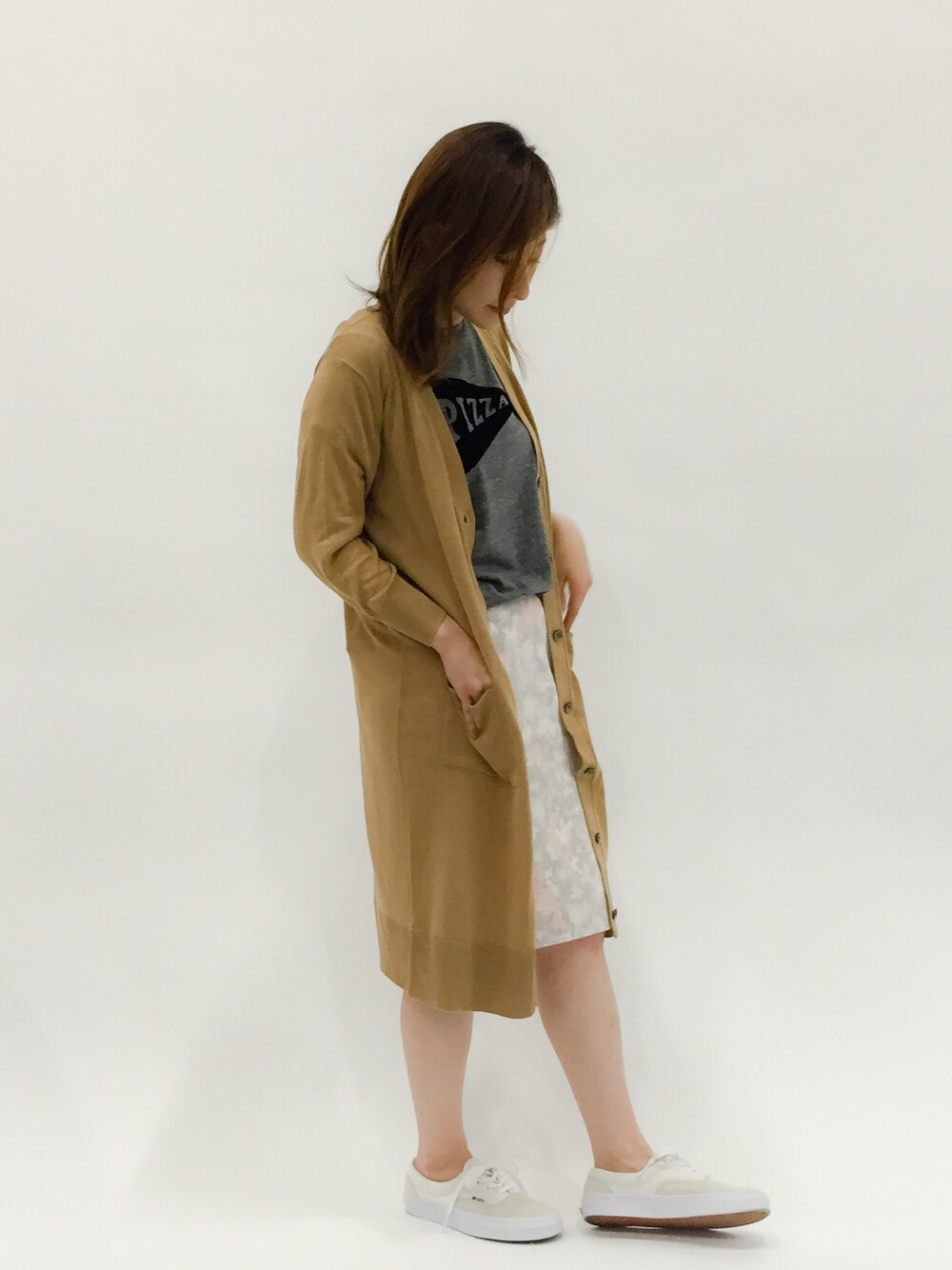 「タイトスカート、VANS、ロゴT、フラワープリント、低身長」｜「BLISS POINTの【UVカット】15SSUVカットC/Rロングカーディガン/564632（カーディガン/ボレロ、ブラウン系）」を使った、Kさん（レディース・150cm）の夏コーディネートの1枚目の写真