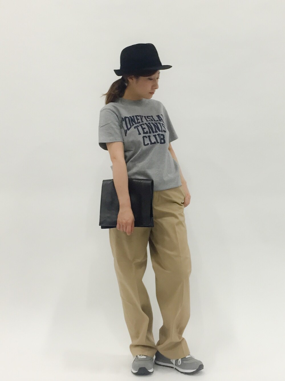 「ロゴT、チノパン、ワイドパンツ、ベージュパンツ、低身長」｜「Steven Alanの＜steven alan＞COMPACT WEAPON WIDE TROUSERS/ﾊﾟﾝﾂ（チノパンツ、ベージュ系）」を使った、Kさん（レディース・150cm）の夏コーディネートの1枚目の写真