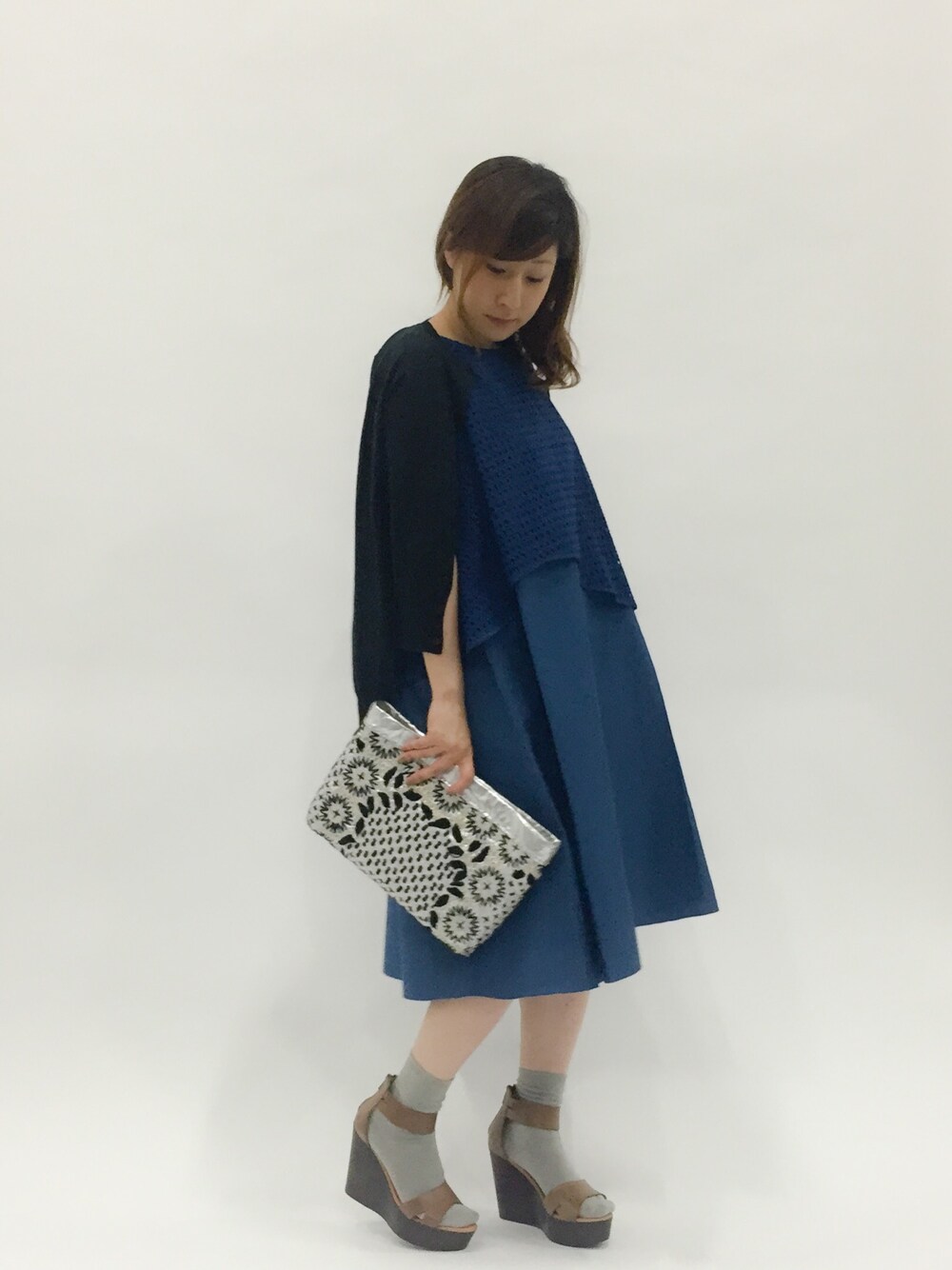 「ワンピース、クラッチバッグ、レイヤード風、低身長、Aラインワンピース」｜「UNITED TOKYOのタイプライターレイヤードワンピース【made in japan】（ワンピース、ブルー系）」を使った、Kさん（レディース・150cm）の夏コーディネートの1枚目の写真