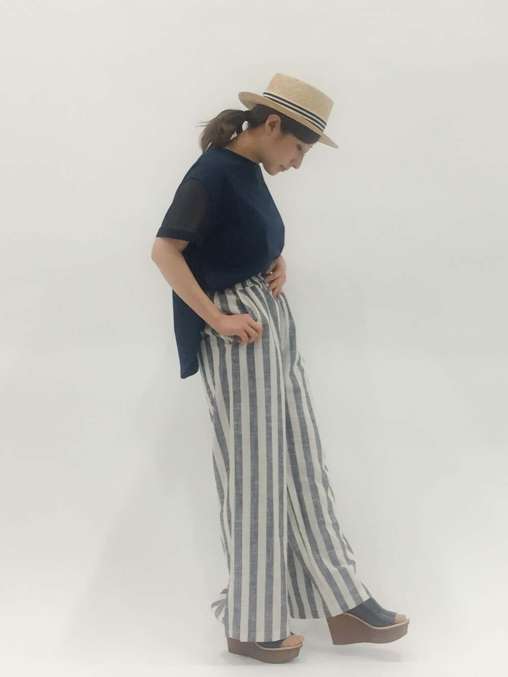 「ストライプ、ワイドパンツ、低身長、厚底サンダル、リネンパンツ」｜「ADAM ET ROPE'のラウンドヘムＴシャツ（Tシャツ/カットソー、ブルー系）」を使った、Kさん（レディース・150cm）の夏コーディネートの1枚目の写真