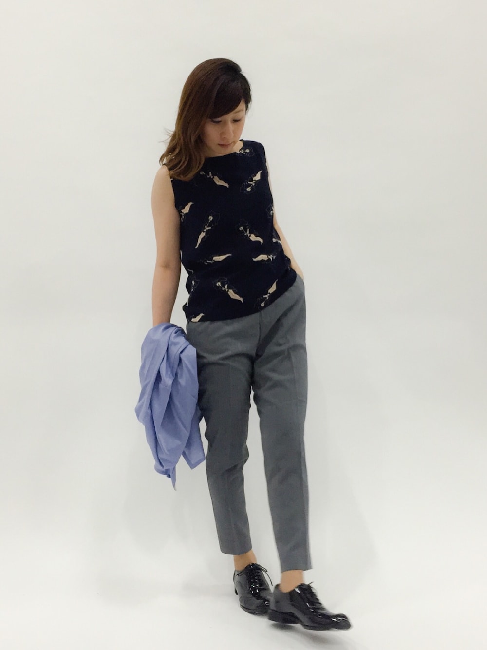 「柄シャツ、メンズライク、細身のパンツ、低身長、ネイビー×グレー」｜「I am I in fact...の梨地ｴｽﾊﾟﾝﾃﾞｨ      横たわるﾉｰｽﾘPO（Tシャツ/カットソー、ブルー系）」を使った、Kさん（レディース・150cm）の夏コーディネートの1枚目の写真