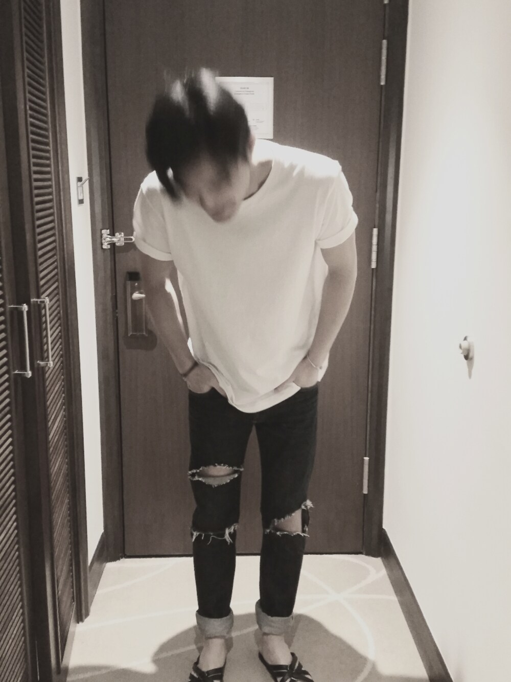 「APC、Dior HOMME、UNIQLO Tシャツ」｜「アイテム（シューケア用品、ホワイト系）」を使った、賴潤昌さん（メンズ・180cm）の夏コーディネートの1枚目の写真