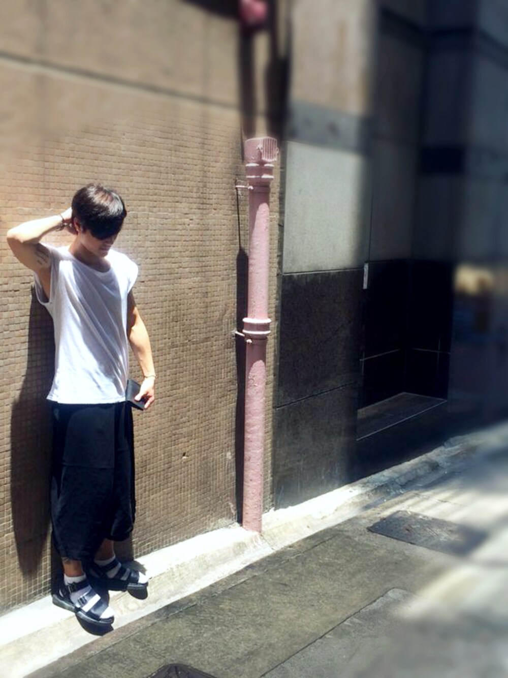 「NIKE、Dr.Martens、PRADA、MONKI、tattoo、pandora、cotton on」｜「PRADA SPORTのアイテム（財布、ブラック系）」を使った、賴潤昌さん（メンズ・180cm）の夏コーディネートの1枚目の写真