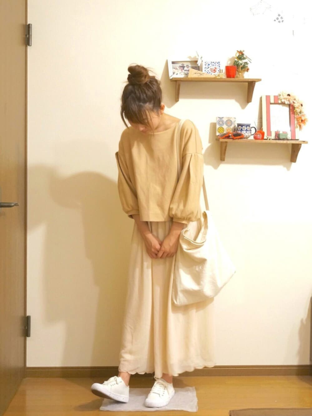 ベージュ系のサロペット/オーバーオール、ベージュ系のパンツ、ホワイト系のスニーカーを着用したレディースの春コーディネートの1枚目の写真