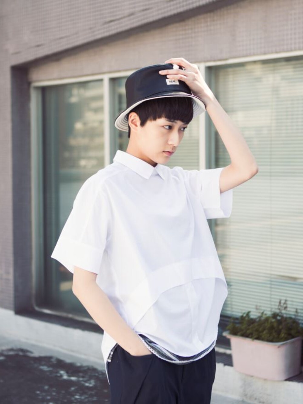 ホワイト系のシャツ/ブラウス、グレー系のタンクトップを着用したレディースの春コーディネートの1枚目の写真