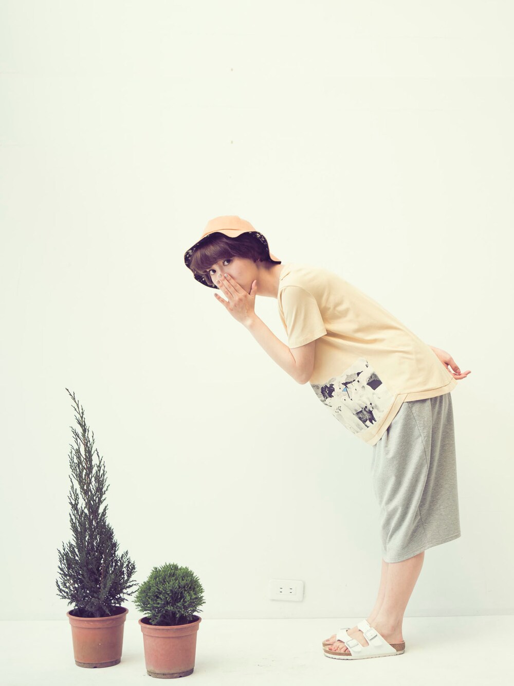 イエロー系のTシャツ/カットソー、グレー系のスカートを着用したレディースの春コーディネートの1枚目の写真