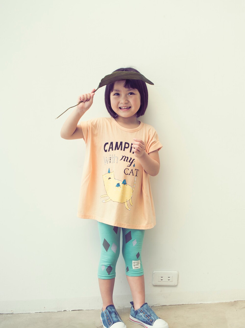 ピンク系のTシャツ/カットソー、ブルー系のその他パンツを着用したレディースの春コーディネートの1枚目の写真