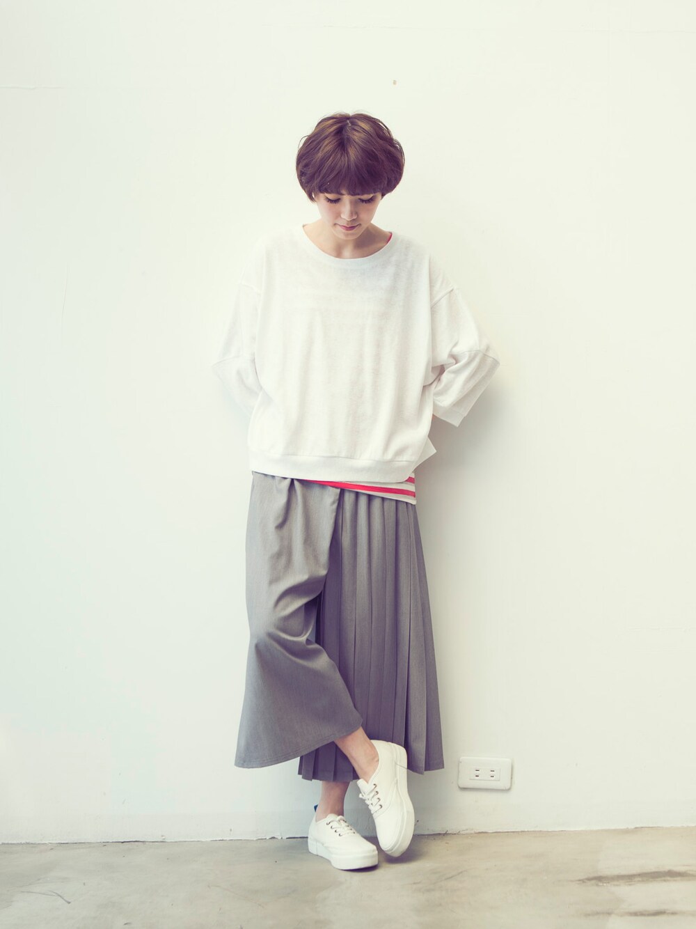 ホワイト系のTシャツ/カットソー、レッド系のタンクトップ、グレー系のスカートを着用したレディースの春コーディネートの1枚目の写真