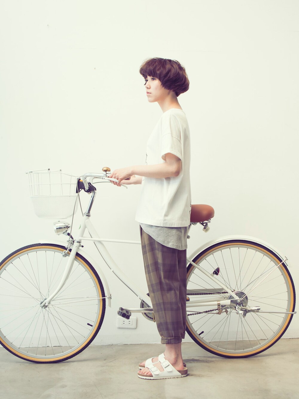 ホワイト系のTシャツ/カットソー、グリーン系のその他パンツ、ホワイト系のサンダルを着用したレディースの春コーディネートの1枚目の写真