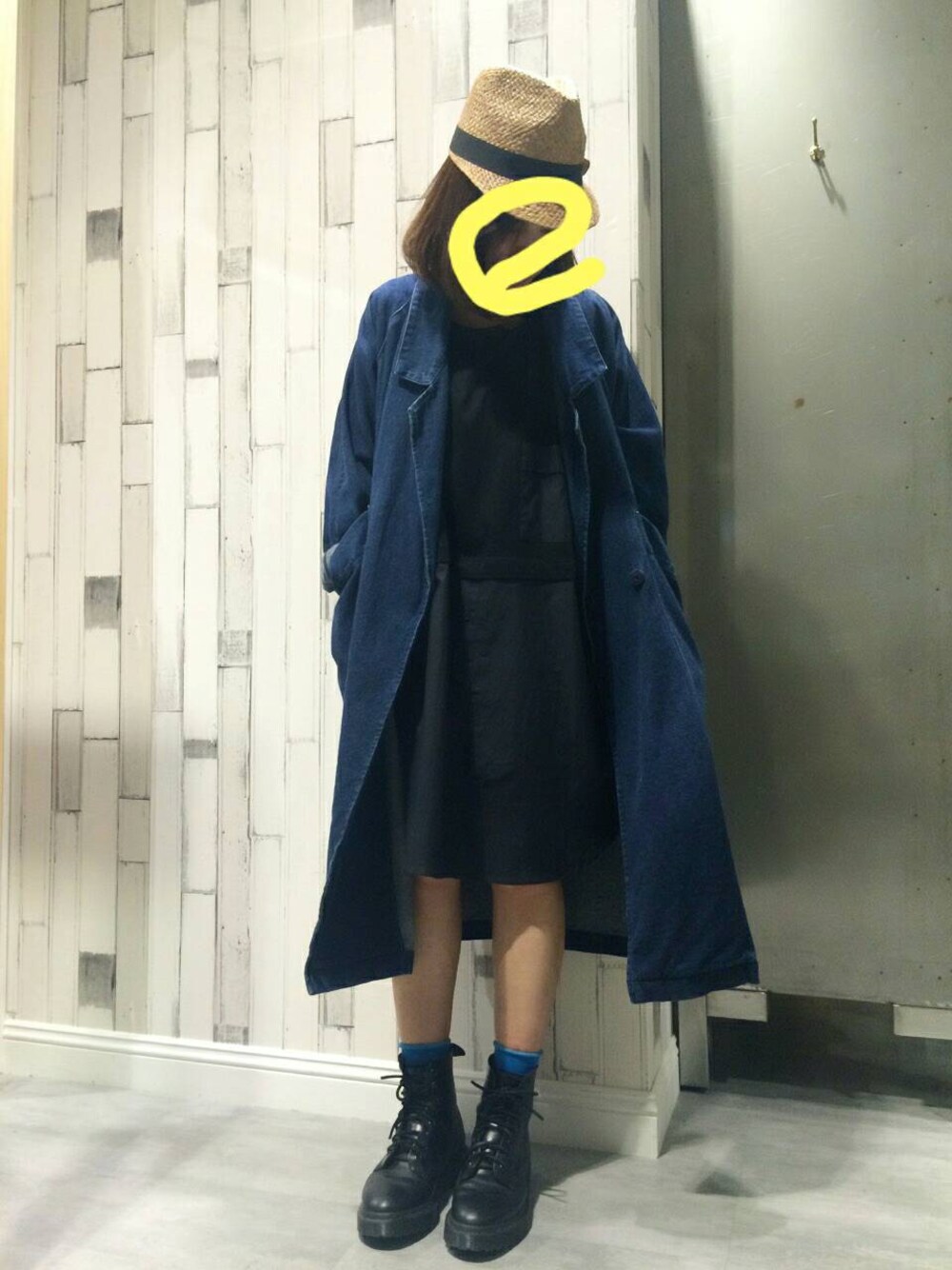 ブルー系のピーコート、グレー系のシャツワンピースを着用したレディースの春コーディネートの1枚目の写真