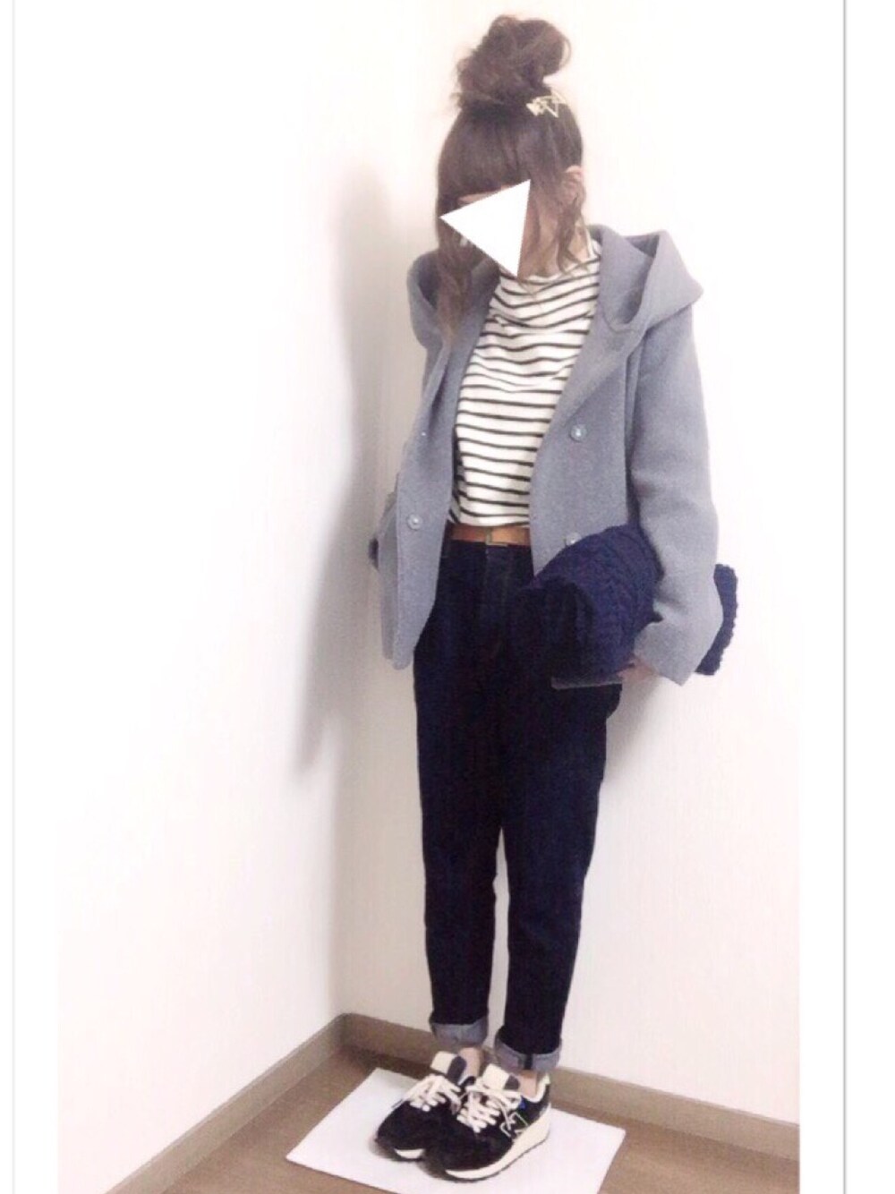 グレー系のその他アウター、ブルー系のデニムパンツ、ブルー系のクラッチバッグを着用したレディースの秋コーディネートの1枚目の写真