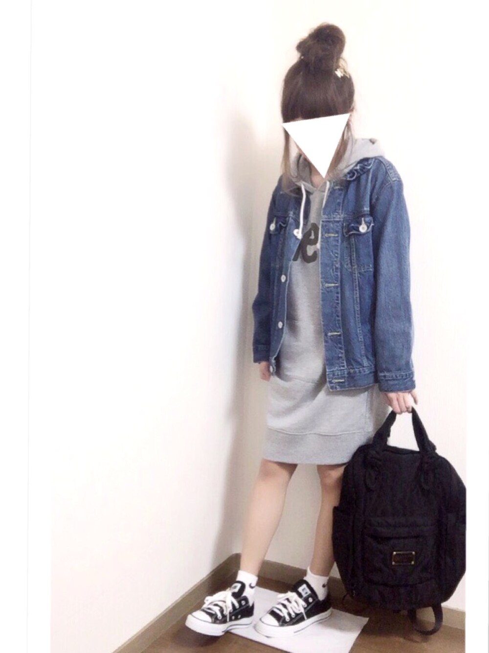 「休日スタイル、リュック、スニーカー、converse、カジュアル、Gジャン、スウェット、スウェットワンピース、ワンピース」｜「Leeの【 Lee×CIAOPANIC TYPY】Lee別注ロゴフードワンピース（ワンピース、グレー系）」を使った、i-waさん（レディース・151cm）の春コーディネートの1枚目の写真