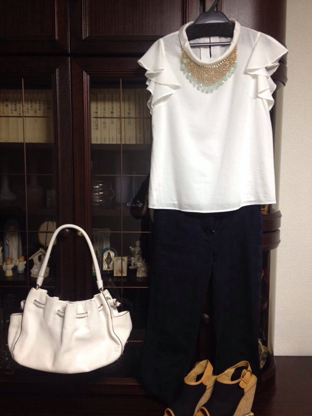 「Kate Spade、NATURAL BAUTY BASIC、Nine West」｜「NATURAL BEAUTYのアイテム（シャツ/ブラウス、ホワイト系）」を使った、Mariiiiさん（レディース・154cm）の春コーディネートの1枚目の写真