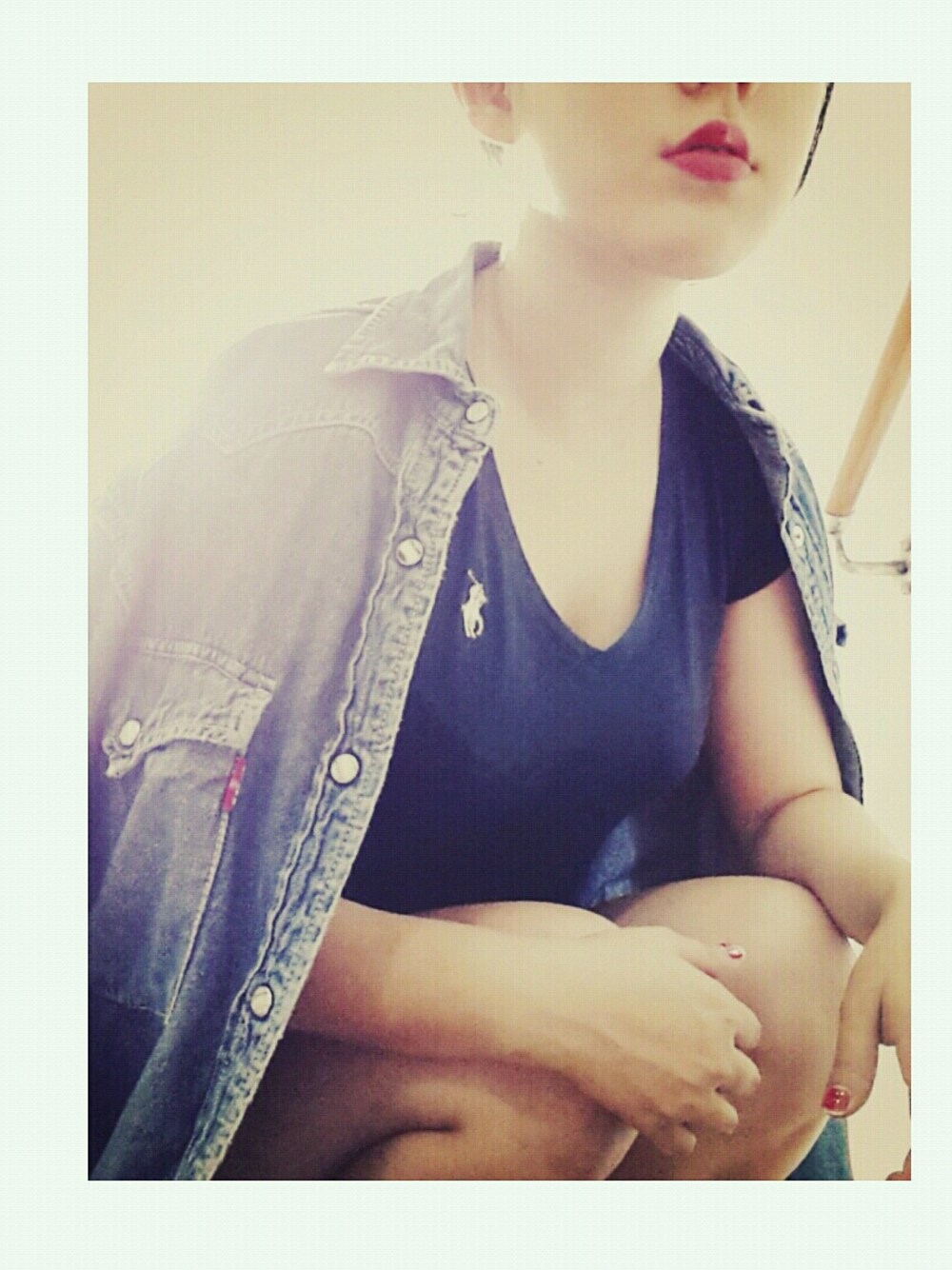 ブルー系のトップスを着用したレディースの夏コーディネートの1枚目の写真