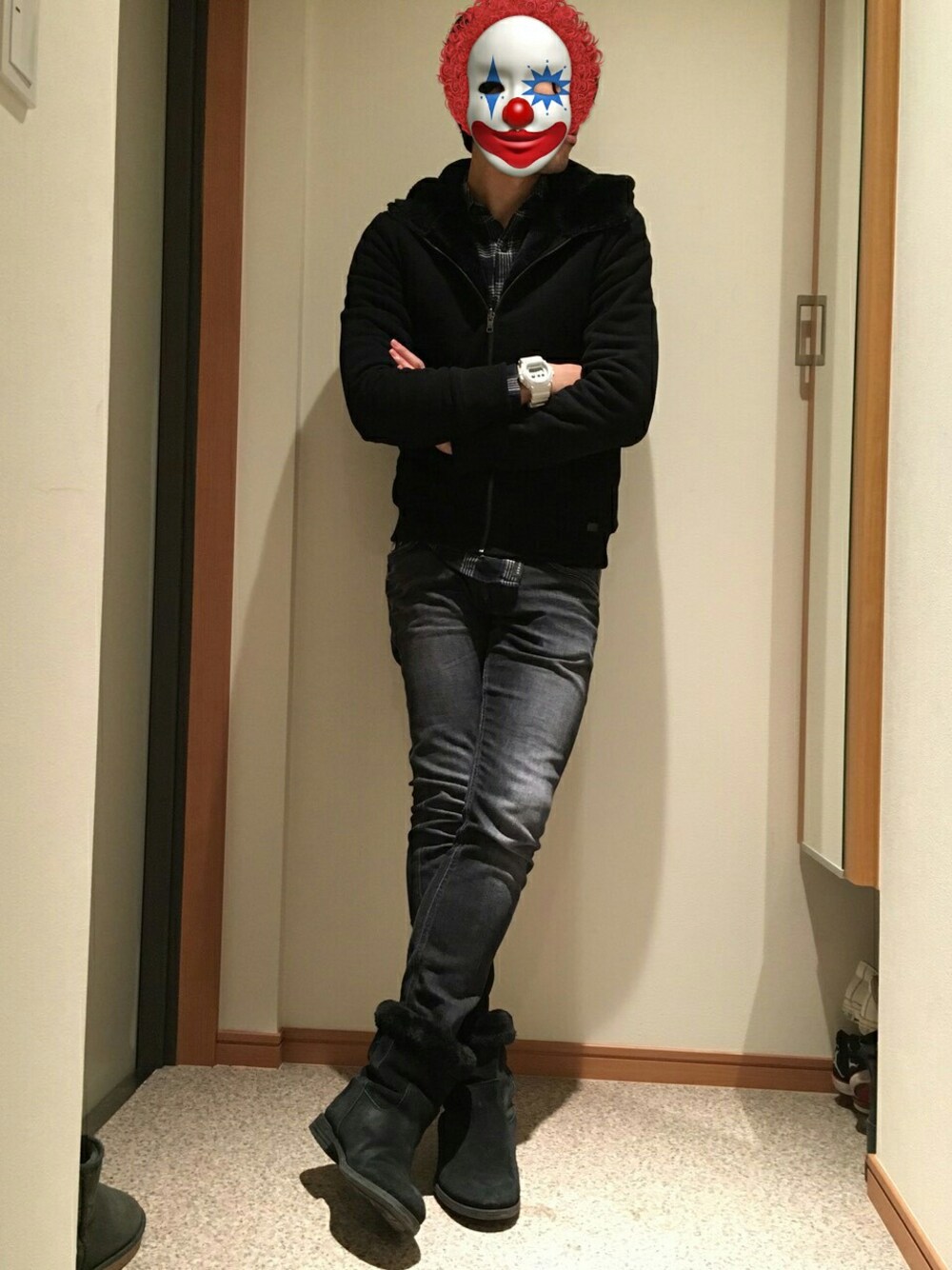 「モノトーン、黒コーデ、ワントーンコーデ、gshock、ネルシャツ、チェックシャツ、ボアアウター」｜「G-STAR RAWのDEFEND SUPER SLIM/ COMFORT FOLD DENIM（デニムパンツ、ブラック系）」を使った、kkkingさん（メンズ・176cm）の冬コーディネートの1枚目の写真