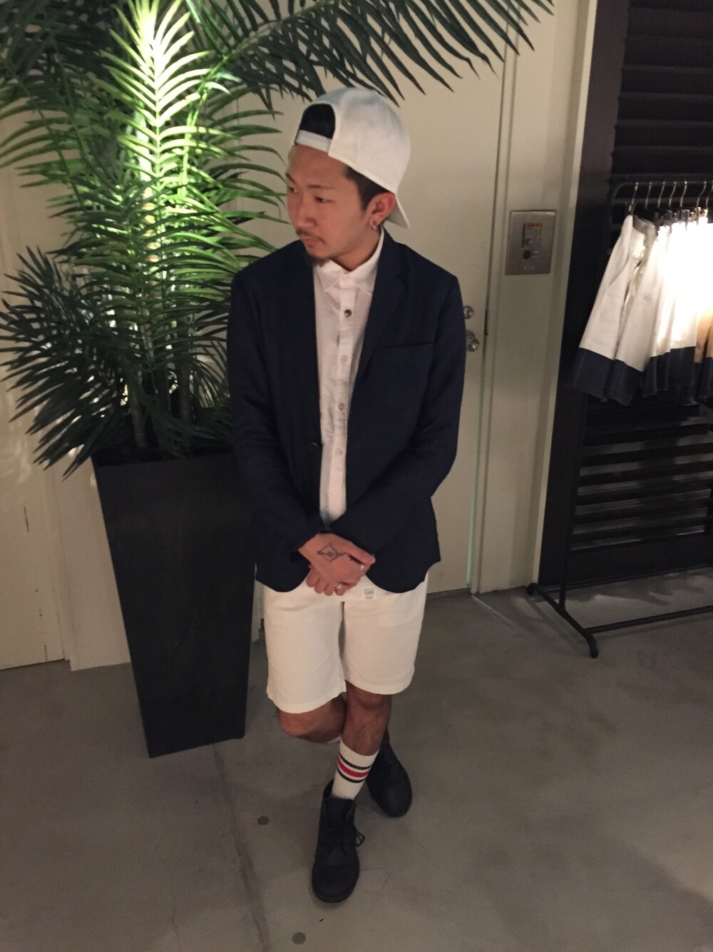 ホワイト系のシャツ/ブラウス、ブラック系のその他パンツ、ブラック系のその他アウターを着用したメンズの夏コーディネートの1枚目の写真