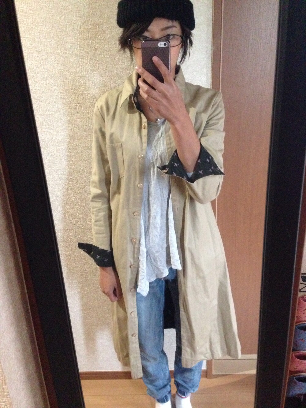 グレー系のTシャツ/カットソーを着用したレディースの秋コーディネートの1枚目の写真