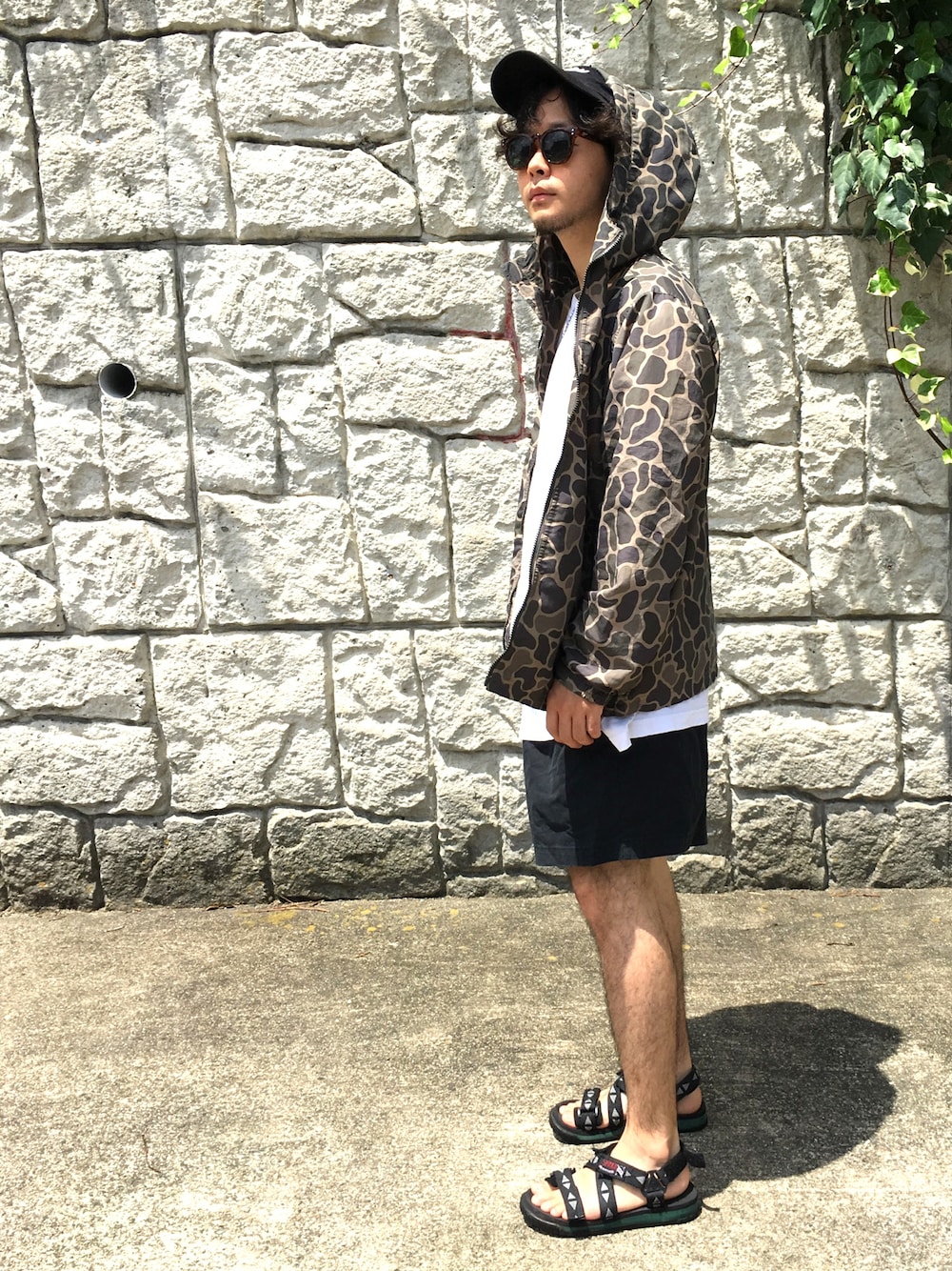 「ラフ、ストリート、フェススタイル、フェス」｜「Columbiaのアイテム（マウンテンパーカー、グリーン系）」を使った、SÆさん（メンズ・171cm）の夏コーディネートの1枚目の写真
