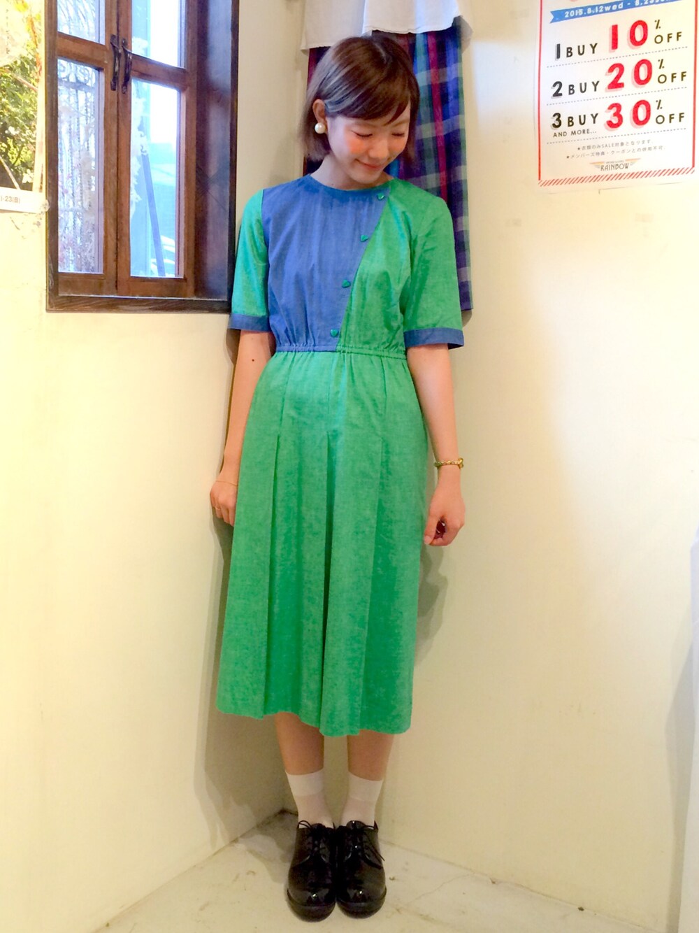 グリーン系のワンピース、ブラック系のドレスシューズを着用したレディースの夏コーディネートの1枚目の写真