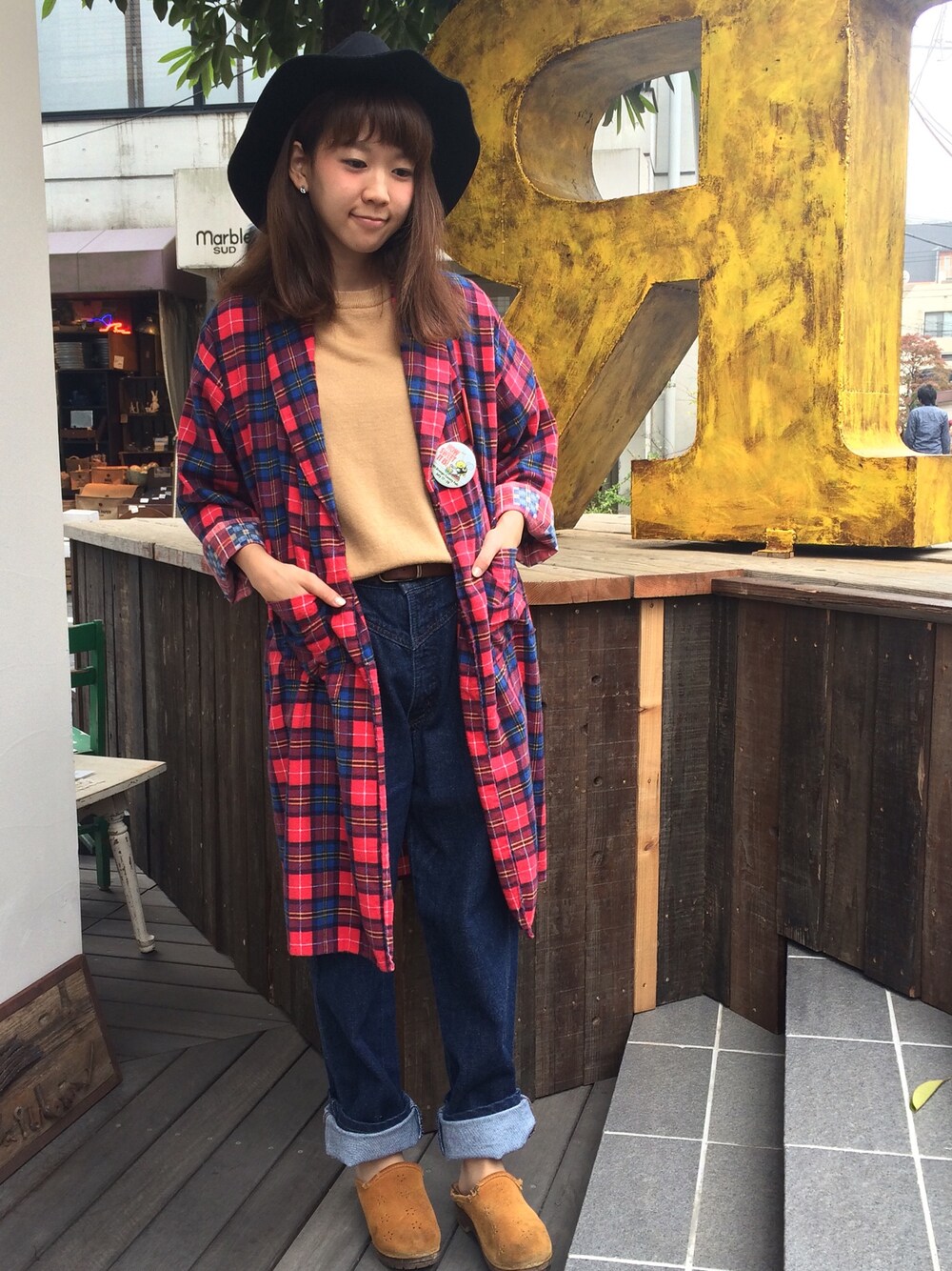 「古着屋RAINBOW、チェックガウン、サボ」｜「RAINBOWのアイテム（ジャケット/アウター、レッド系）」を使った、古着屋RAINBOWさん（レディース・153cm）の秋コーディネートの1枚目の写真
