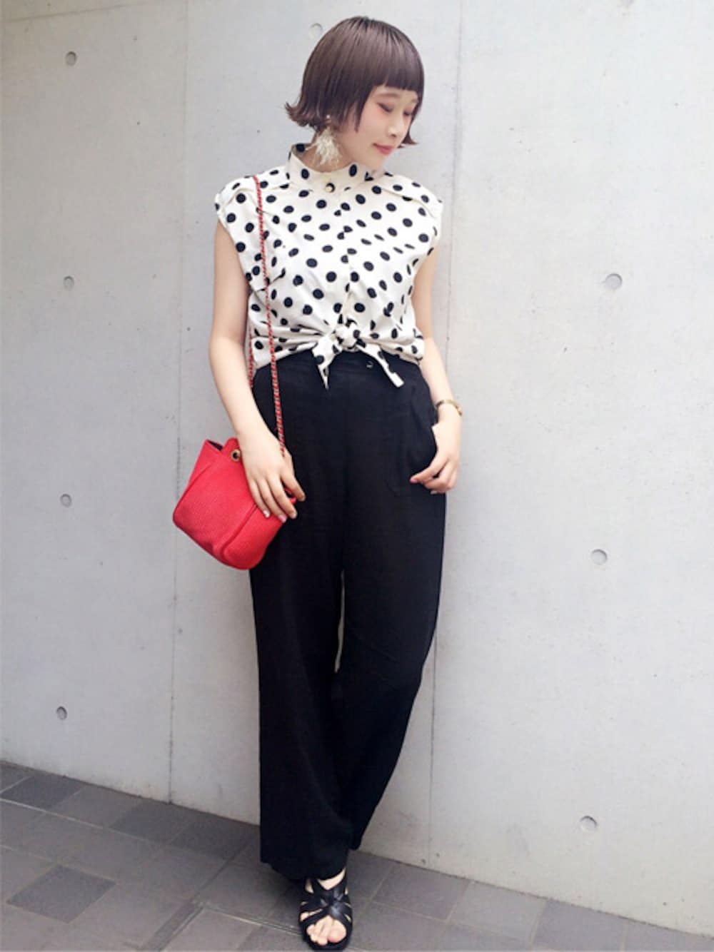 ホワイト系のシャツ/ブラウス、ブラック系のスラックスを着用したレディースの夏コーディネートの1枚目の写真