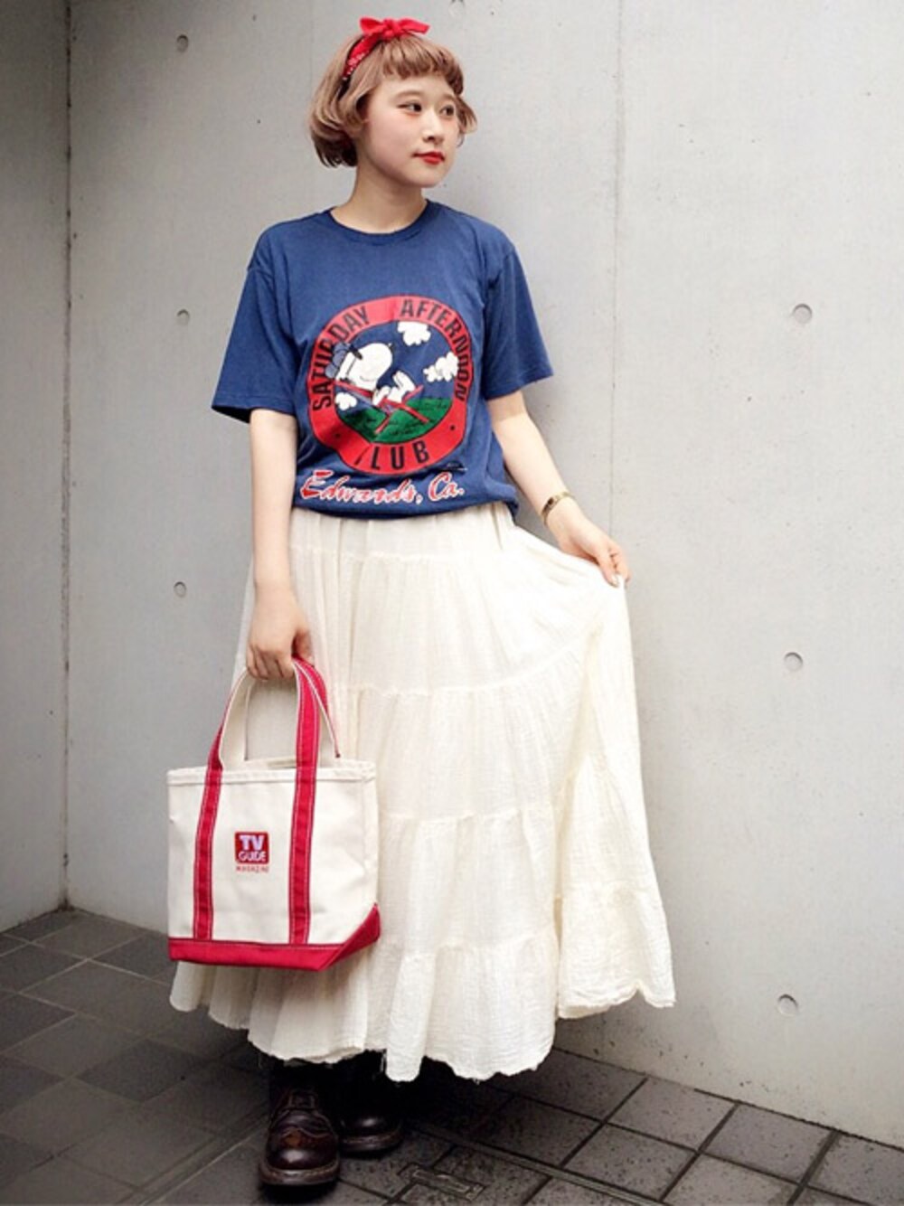 ブルー系のTシャツ/カットソー、ベージュ系のスカートを着用したレディースの夏コーディネートの1枚目の写真