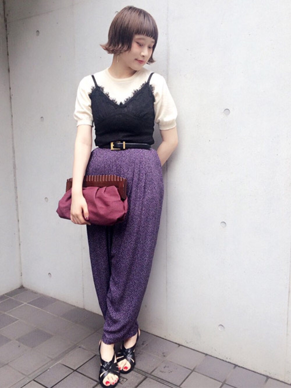 ブラック系のキャミソール、パープル系のその他パンツを着用したレディースの夏コーディネートの1枚目の写真