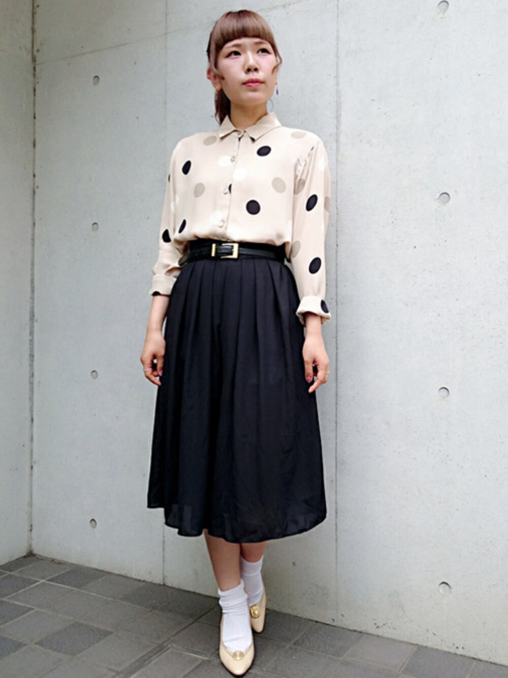 ベージュ系のシャツ/ブラウス、ブラック系のスカートを着用したレディースの夏コーディネートの1枚目の写真